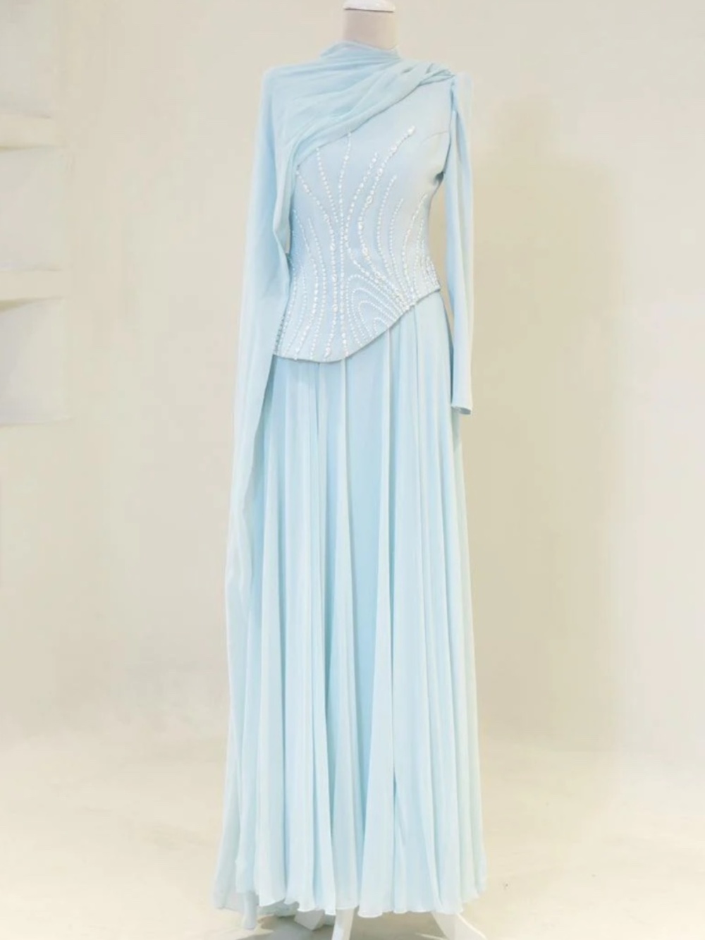 Modest evening gown - Picture 1 of 7